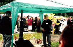 Historic Trust Representatives Jim Keenan (left)and Brian Wood (right) unveil the bronze plaque describing Menzies' achievement.