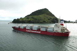 <em>MV Knud Lauritzen</em> leaving the port of Tauranga, Mount Maunganui can be seen in the background