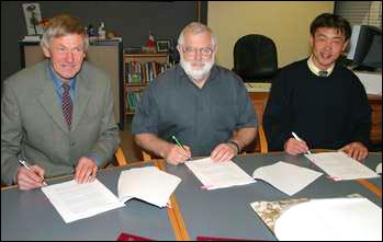 Graeme Murray (left), Canterbury University Chief Operating Officer Tom Gregg and Hide Ozawa sign the formal agreement for the tourist operation at Mt John